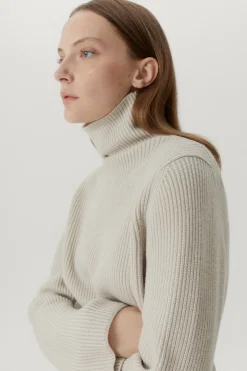 La robe à côte courte de la laine mérinos