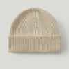 Le bonnet en laine côtelé