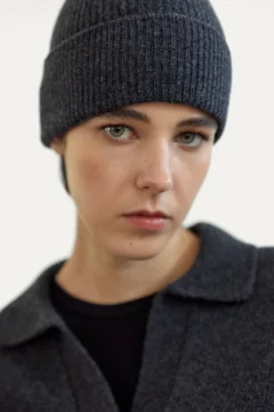 Le bonnet en laine côtelé