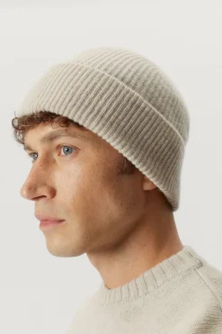 Le bonnet en laine côtelé