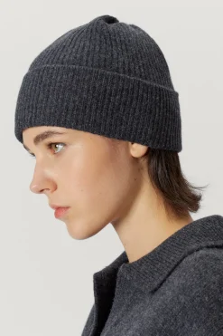 Le bonnet en laine côtelé