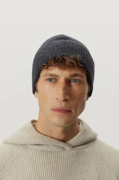 Le bonnet en laine côtelé