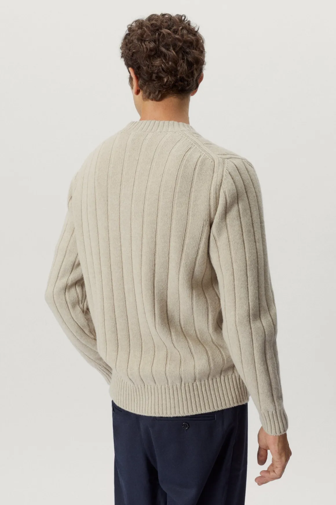 Le col en V vintage en laine