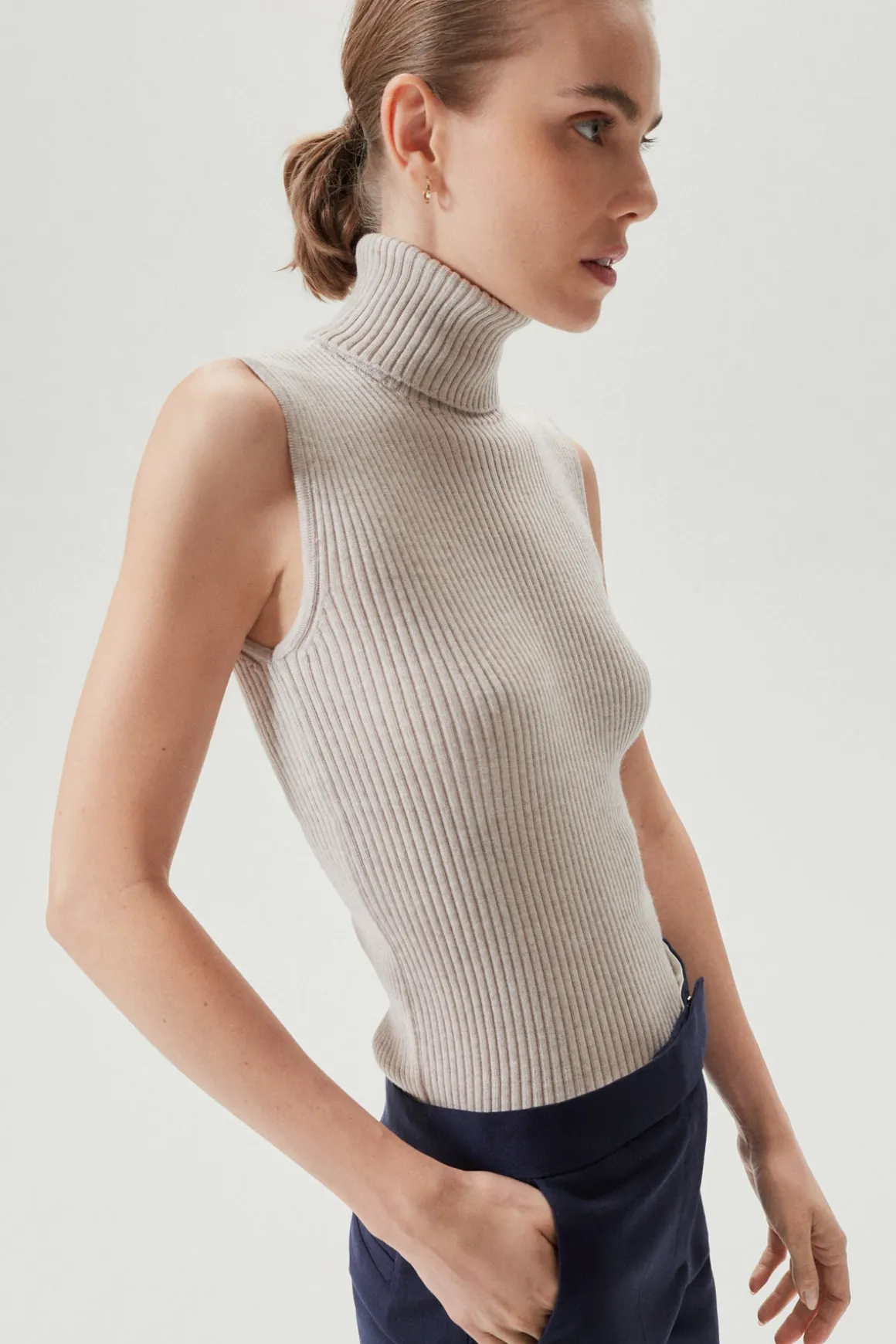 Le haut à collier de laine mérinos