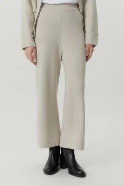 Le pantalon à jambes larges de laine mérinos