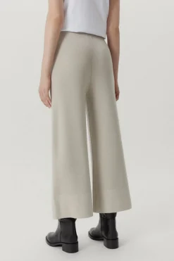 Le pantalon à jambes larges de laine mérinos