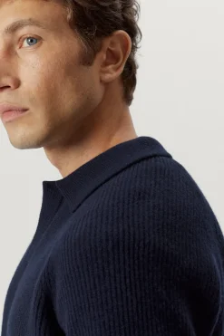 Le polo en laine côtelé
