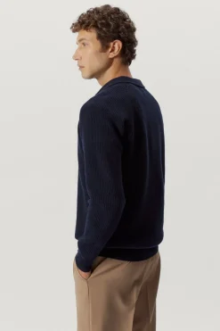 Le polo en laine côtelé