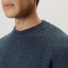 Le pull de teinture naturel