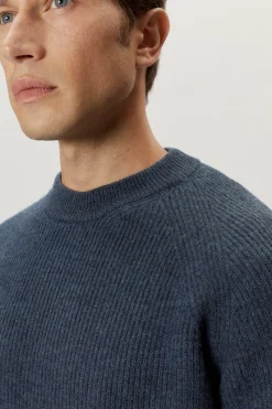 Le pull de teinture naturel