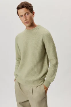 Le pull de teinture naturel