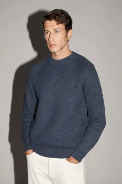 Le pull de teinture naturel