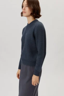 Le pull de teinture naturel