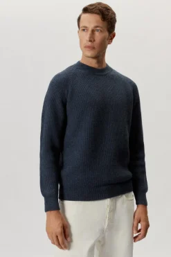 Le pull de teinture naturel