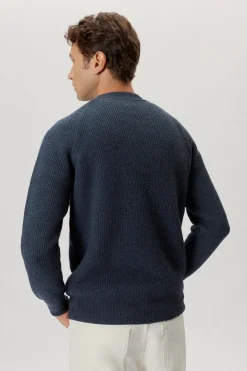 Le pull de teinture naturel