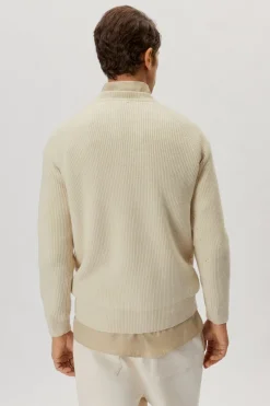 Le pull de teinture naturel