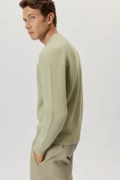 Le pull de teinture naturel