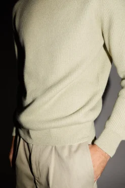 Le pull de teinture naturel