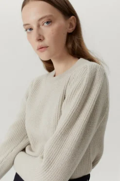 Le pull en laine mérinos avec des pinces
